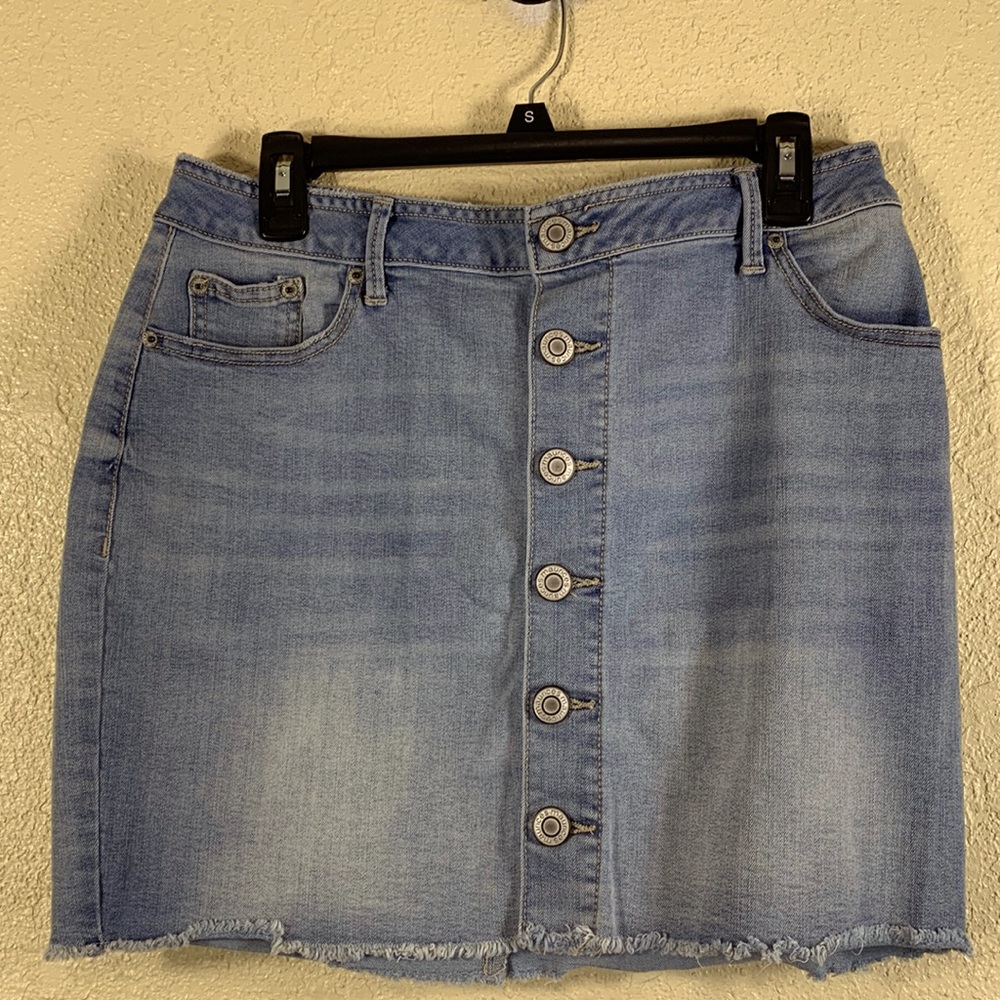 Maurices Denim Jean Skirt Raw Hem Light Blue Size 12 Stretch Front Buttons